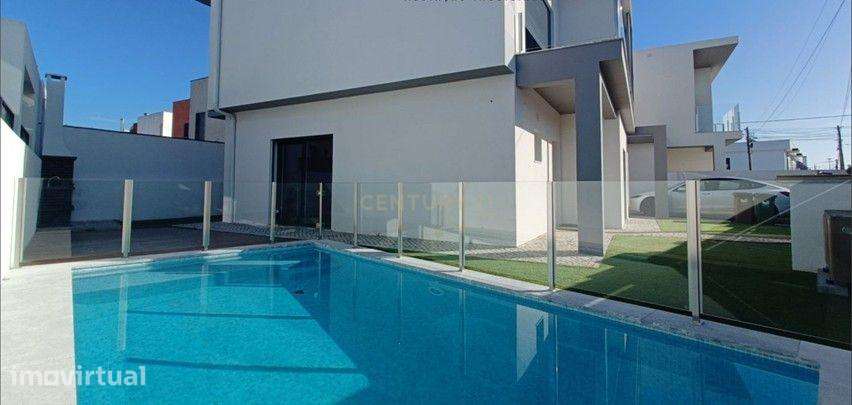 Moradia T4 ( semi-nova)  com piscina de agua salgada em Fernao Ferro - Grande imagem: 4/42