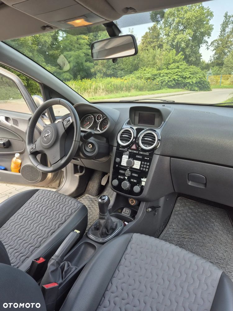 Opel Corsa 1.4 16V Cosmo - 11