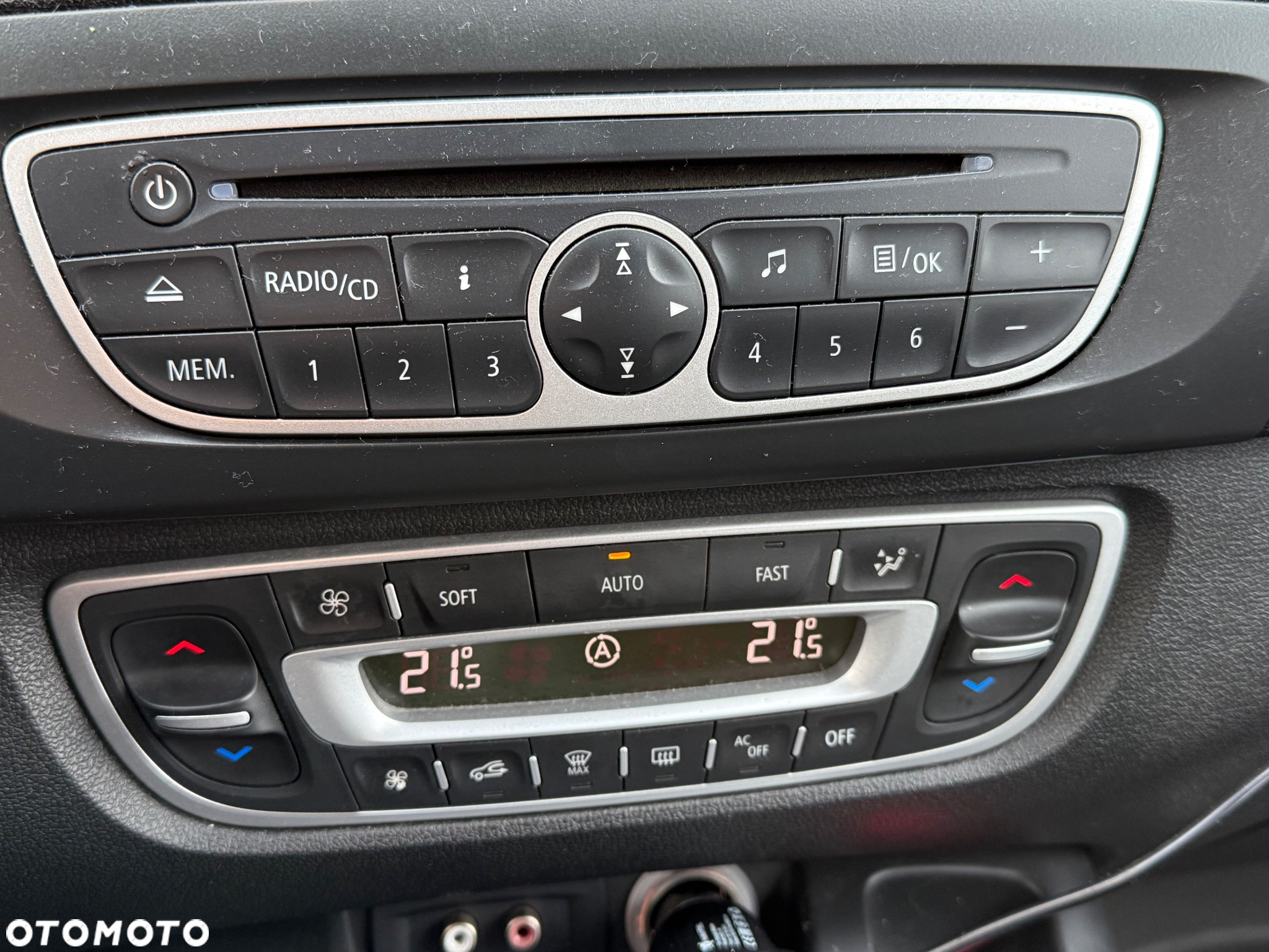 Volkswagen Touran - 12