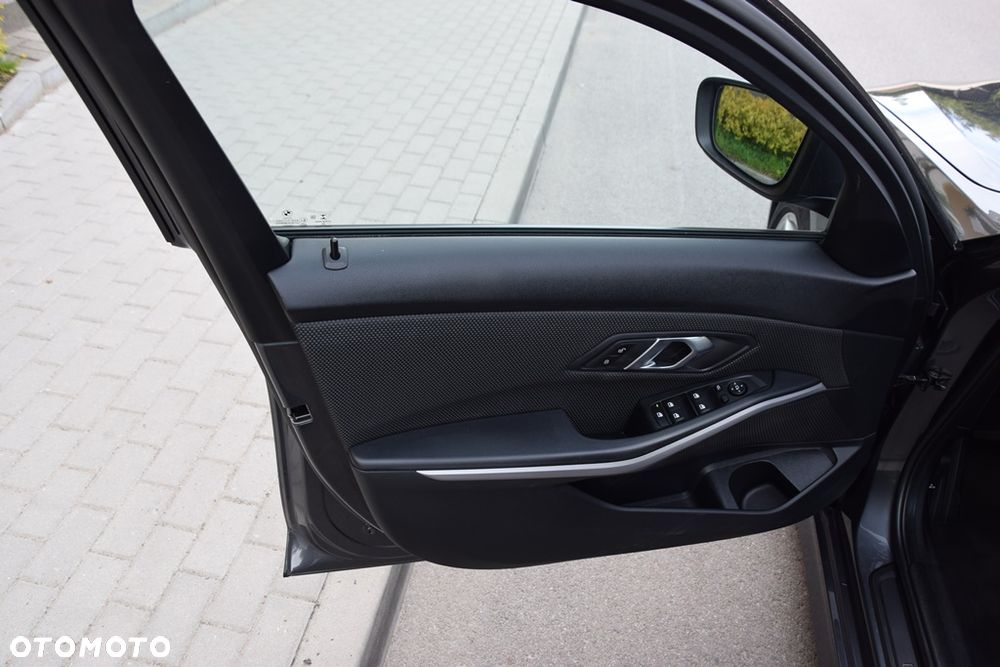 BMW Seria 3 318d Edition M Sport Shadow - 27