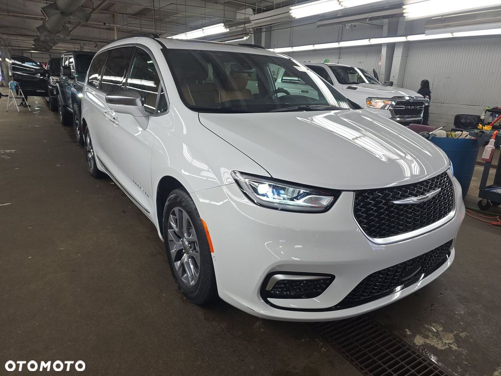 Chrysler Pacifica - 3