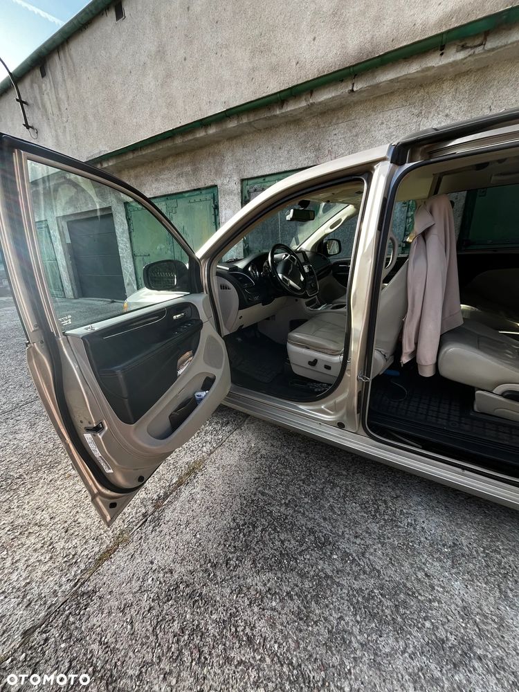 Chrysler Town & Country - 15