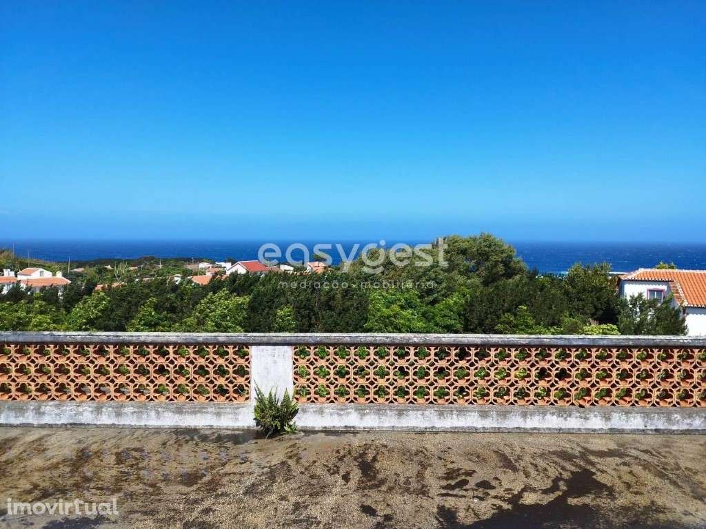 Moradia T5 em Biscoitos Ilha Terceira Com duas Garagens e Quintal - Grande imagem: 3/39