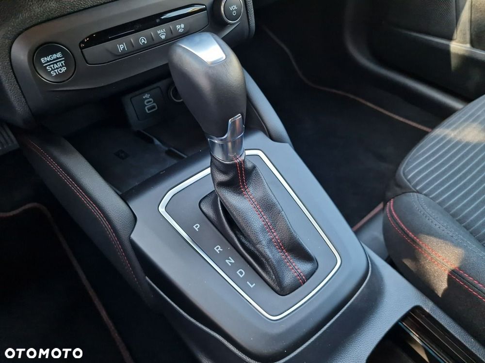 Ford Focus 1.0 EcoBoost Hybrid ST-LINE X - 32