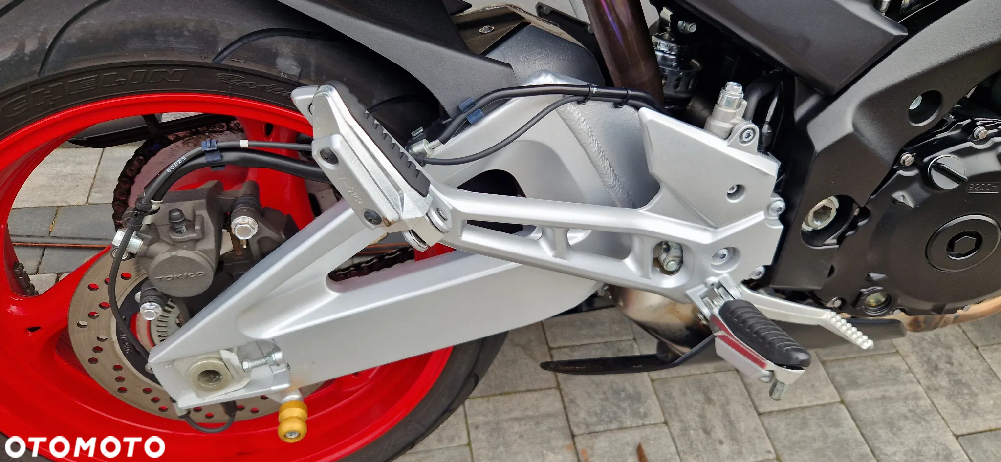 Suzuki GSR - 8