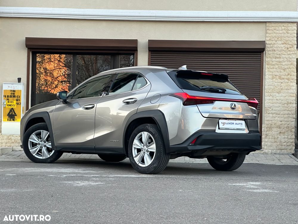 Lexus UX 250h Business Edition - 4