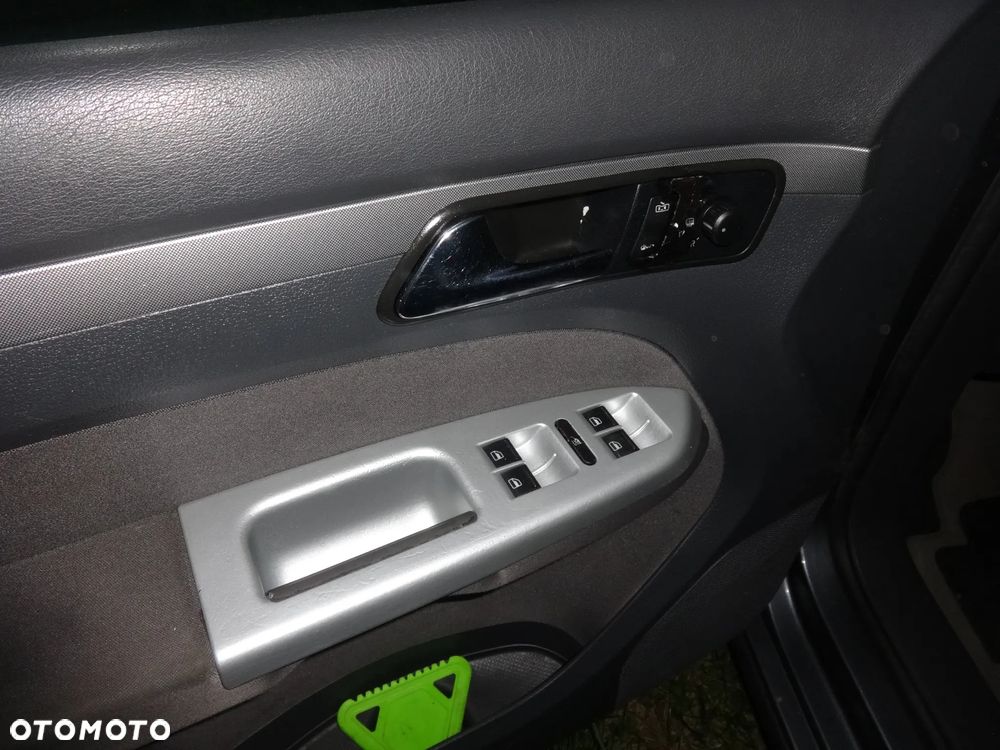 Volkswagen Touran 1.6 FSI Trendline - 9