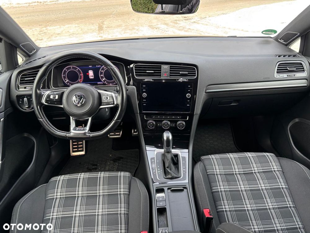 Volkswagen Golf - 6