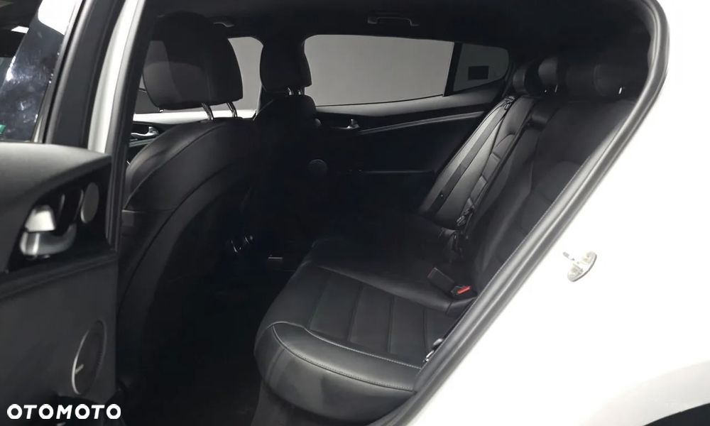 Kia Stinger - 17