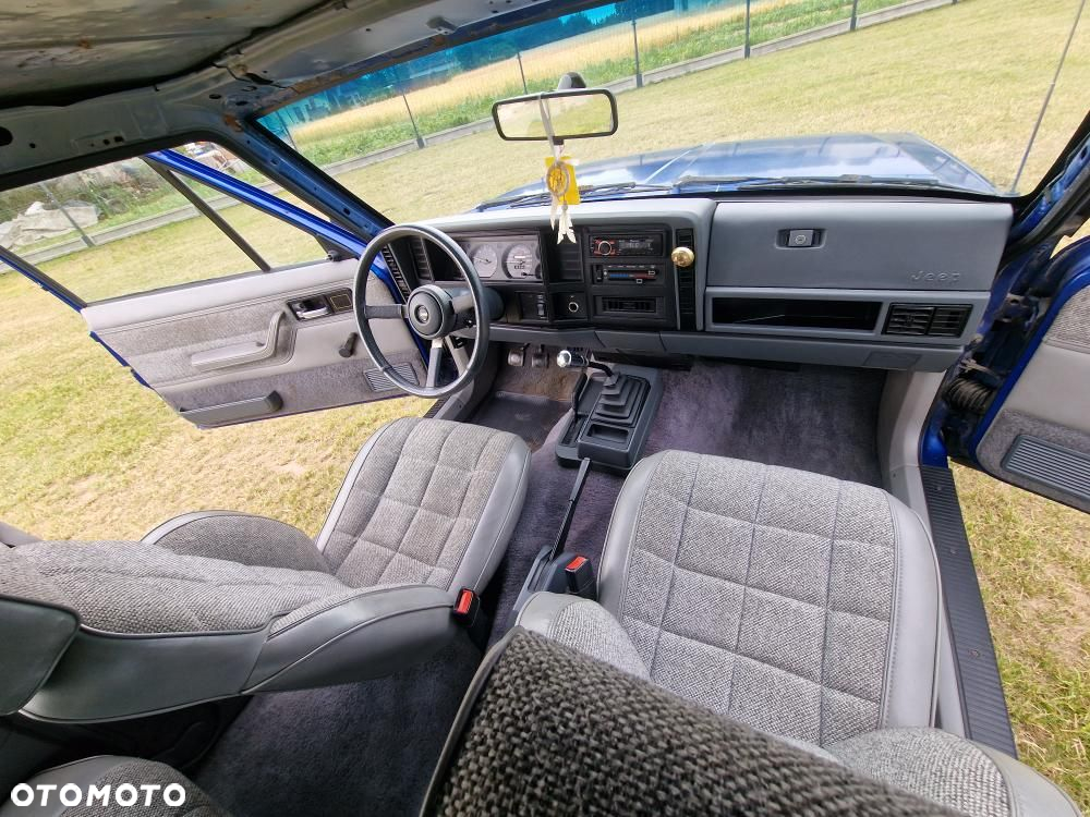 Jeep Cherokee 2.5 - 19