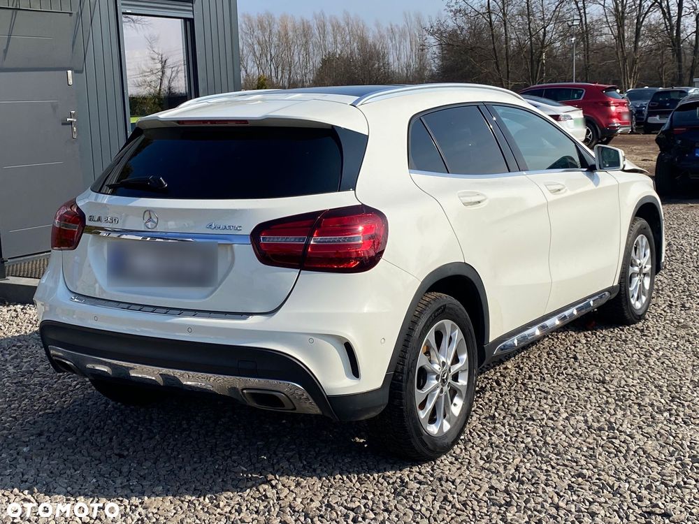 Mercedes-Benz GLA 250 7G-DCT AMG Line - 12
