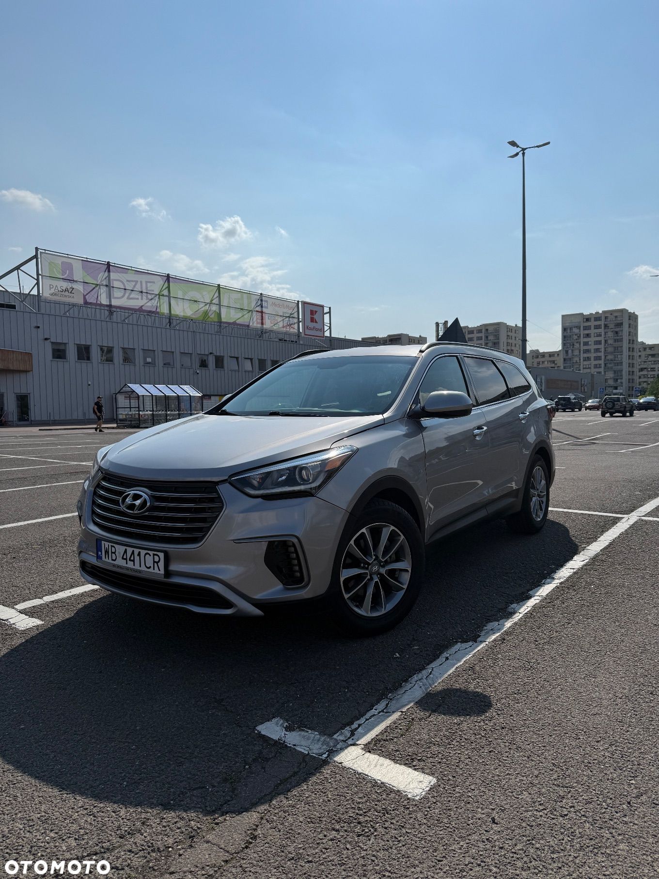 Hyundai Grand Santa Fe - 1