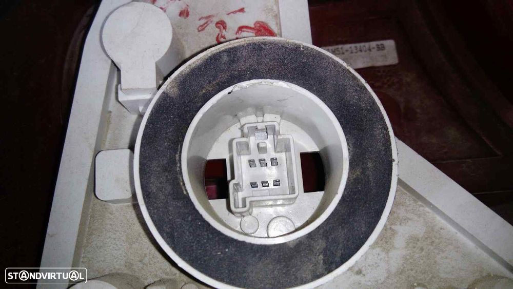 FAROLIM TRASEIRO DIREITO FORD FOCUS SEDAN 2002 -1M5113404BB - 2