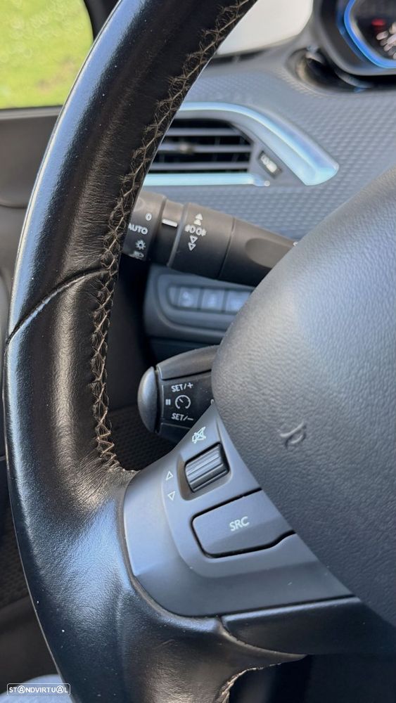 Peugeot 2008 1.2 PureTech Allure - 22