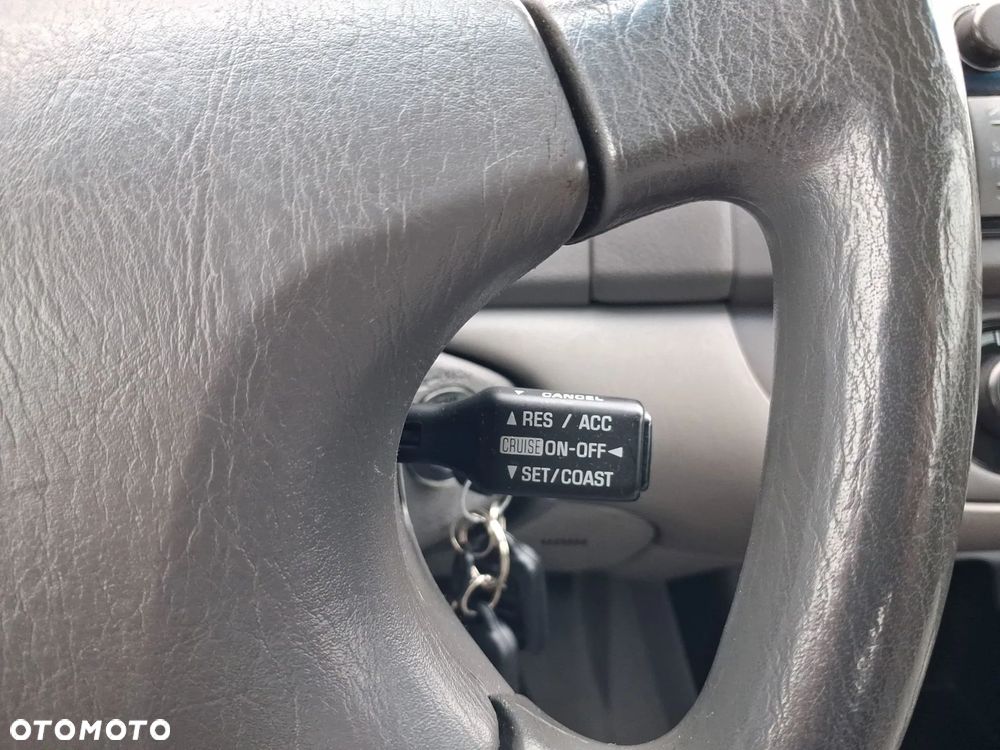 Toyota Camry 2.4 XLE - 38