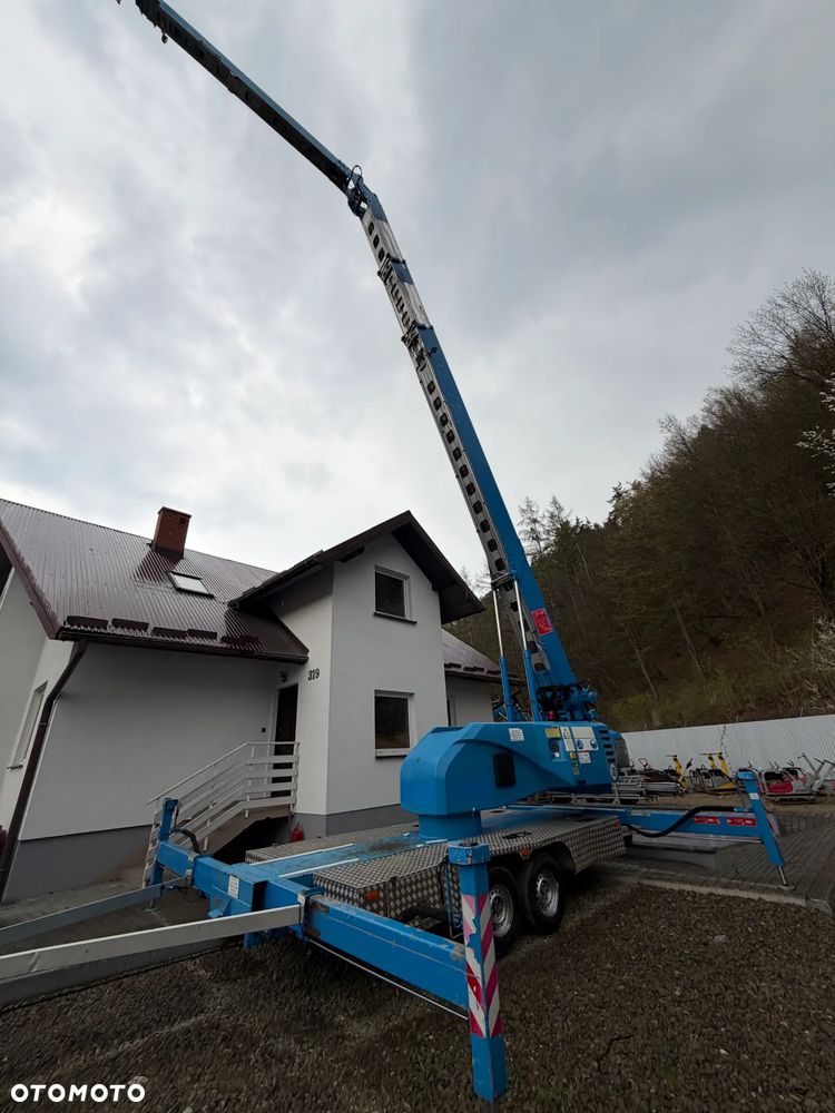 KLAAS 21/31TSP Dźwig Dekarski żuraw zwyżka podnośnik 31m. udźwig 1800kg max. Silnik Yanmar 3cyl. Dźwig Sterowany całkowicie zdalnie z pilota. Do 3,5 tony Transportowanie samochodem osobowym! Podwieszana oś Hydr. Własny Napęd Hydr. na 2 koła w terenie. Maszyna jak Nowa 2,5 tyś mtg. 2013r. Po serwisach Dekra BMWT. Sprowadzona z Norwegii. Nie różni się od nowej z salonu. Pełna Hydraulika w maszynie. Najbogatsza wersja. OKAZJA 230volt. Zero zużycia! - 1