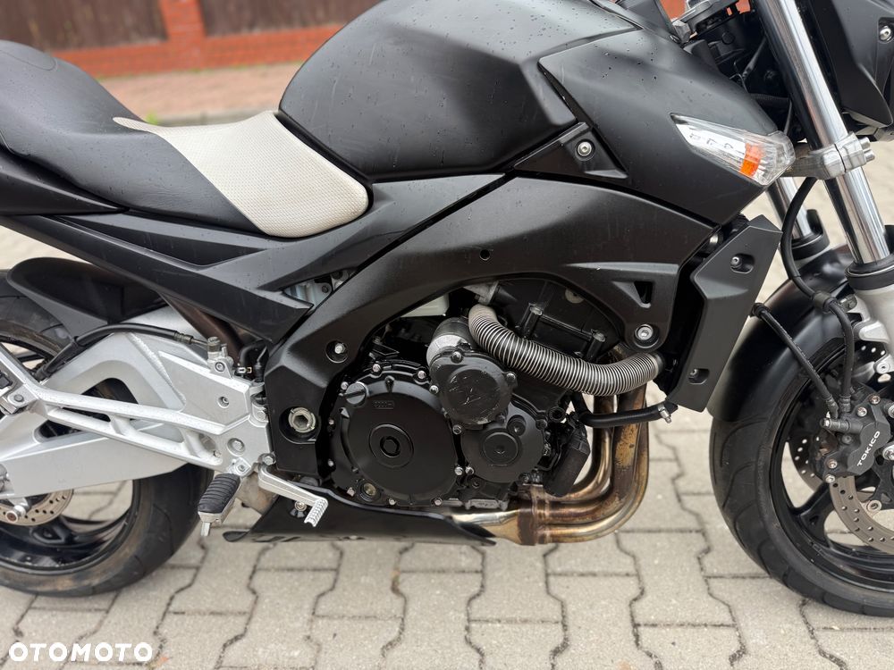 Suzuki GSR - 8