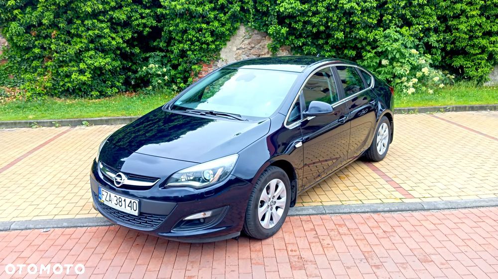 Opel Astra 1.6 Executive EU6 - 2