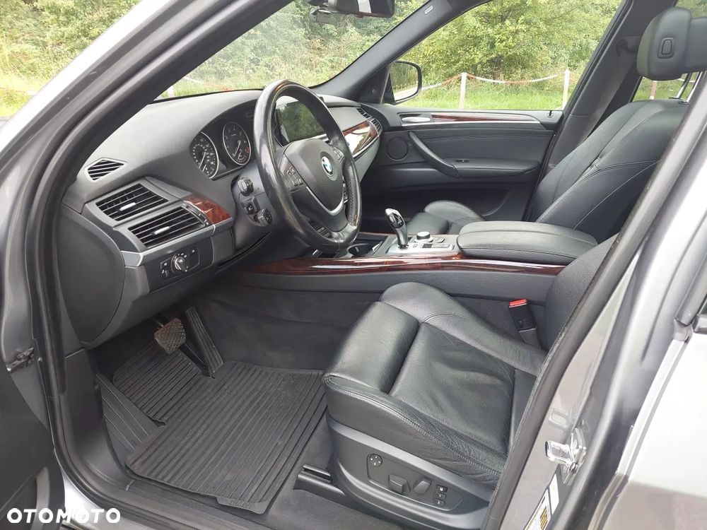 BMW X5 4.8 is - 10