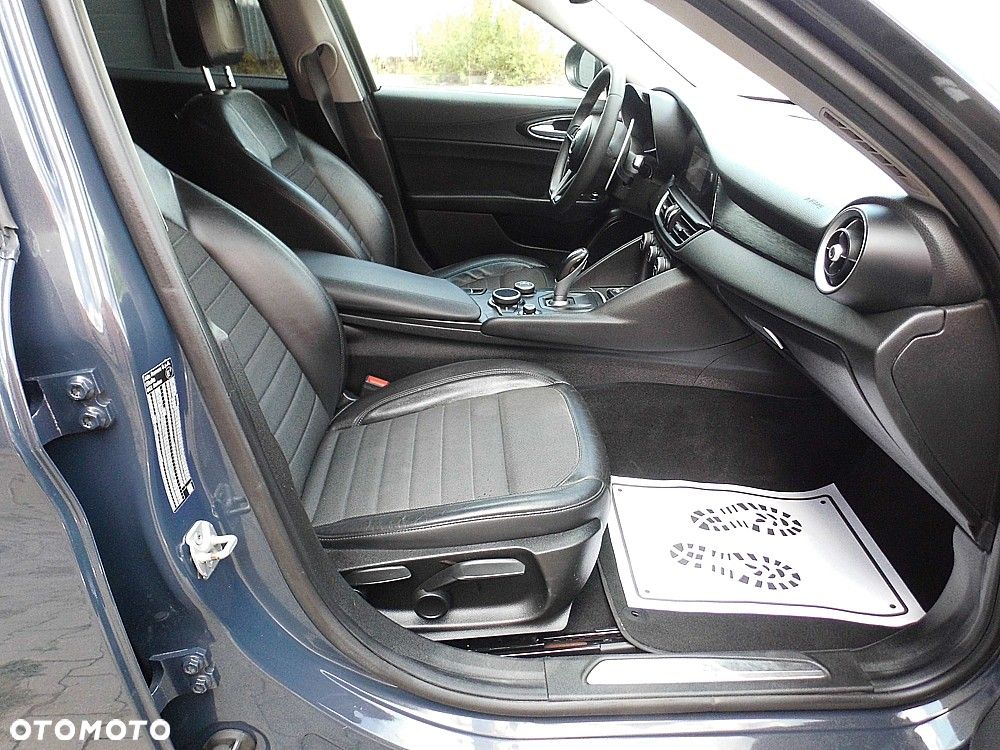 Alfa Romeo Giulia 2.2 AT8 Business - 4
