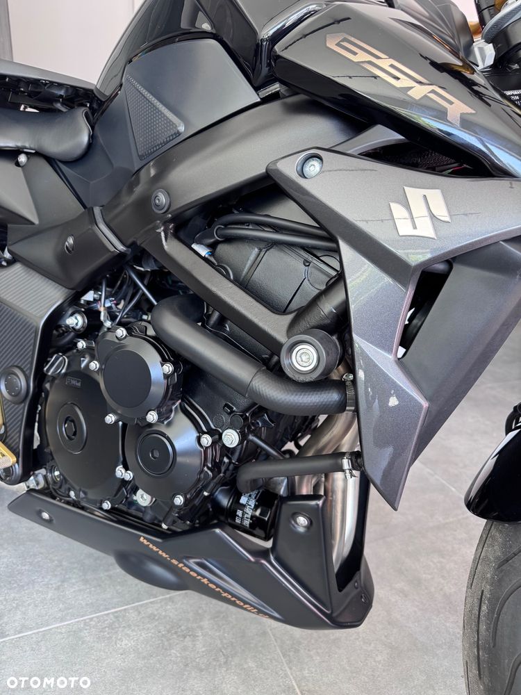 Suzuki GSR - 4