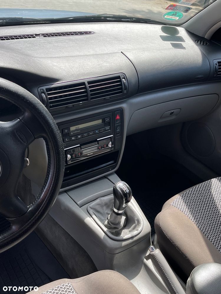 Volkswagen Passat 1.8 - 24