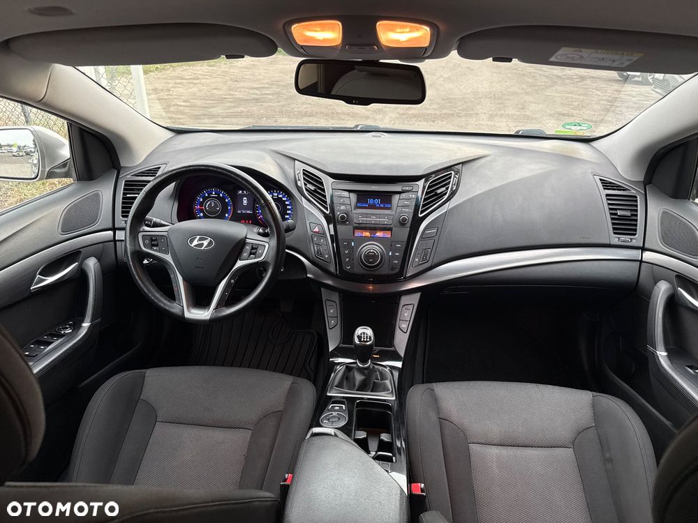 Hyundai i40 Kombi blue 1.6 Trend - 16