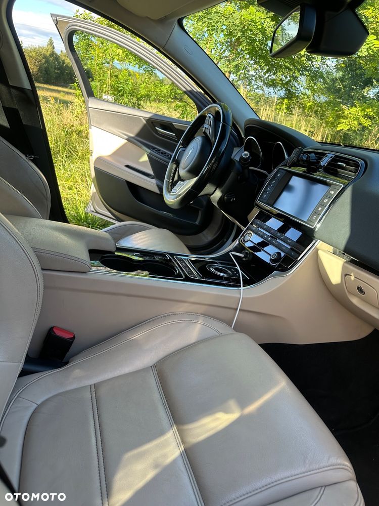 Jaguar XE 2.0 T Prestige - 11