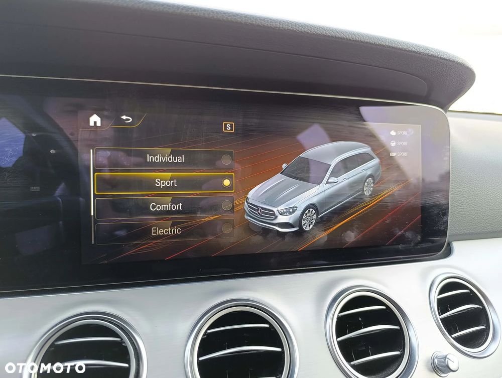 Mercedes-Benz Klasa E 300 de 4Matic T 9G-TRONIC - 35