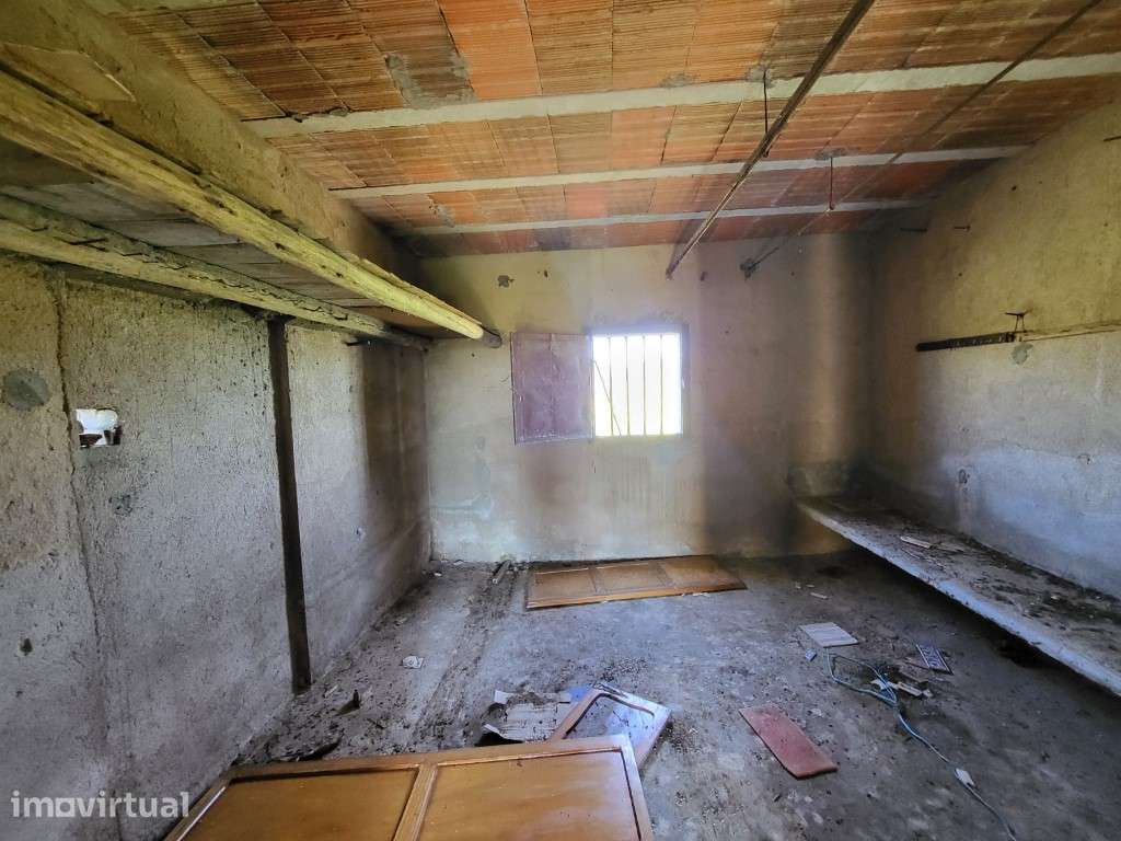 Moradia para recuperar inserida em terreno rústico de 5.750 m2 e ou... - Grande imagem: 3/15