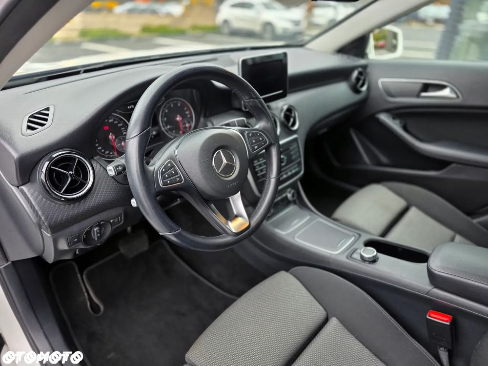 Mercedes-Benz GLA 180 7G-DCT Style - 14