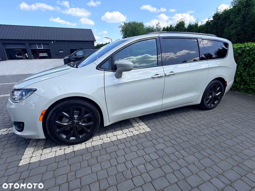 Chrysler Pacifica - 12