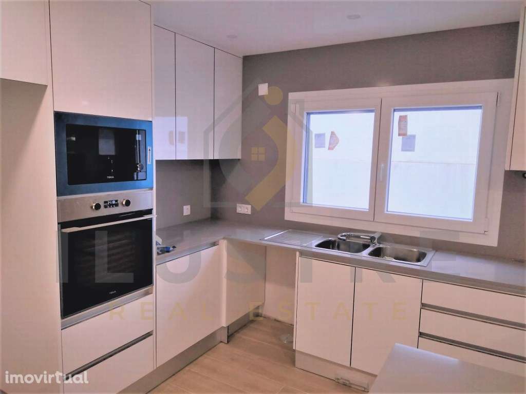 Moradia T3 em construção com piscina e garagem na Charneca de Caparica - Grande imagem: 2/29