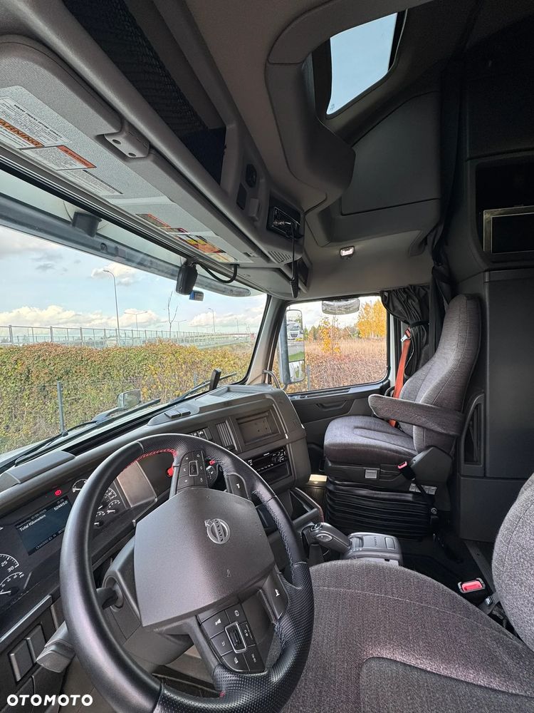 Volvo VNL860 - 14