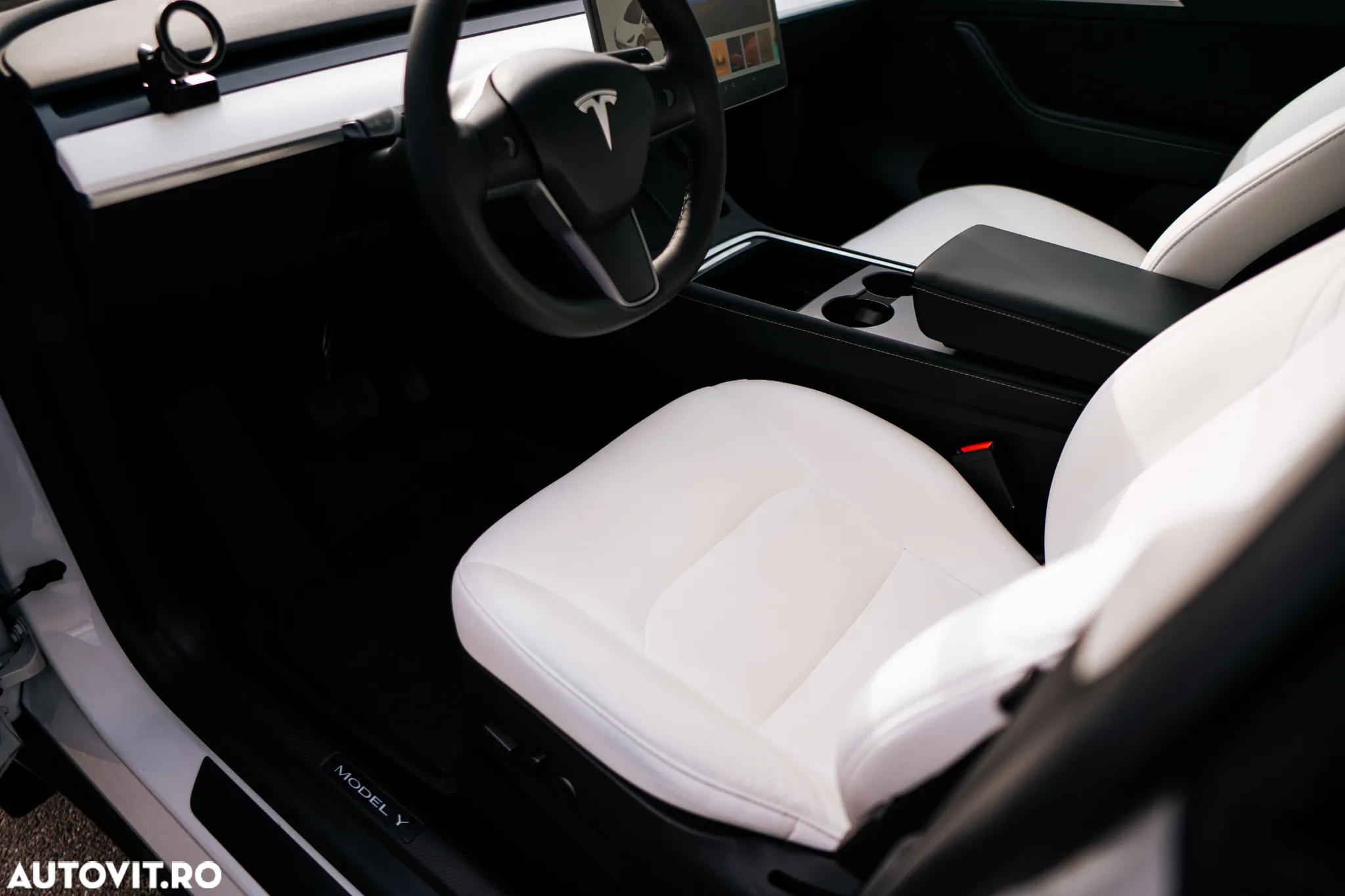 Tesla Model Y Long Range Dual Motor AWD - 8