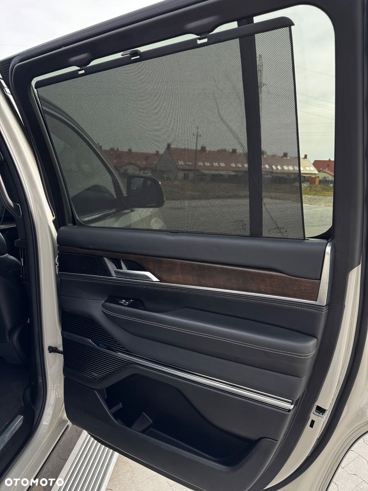 Jeep Grand Wagoneer - 18