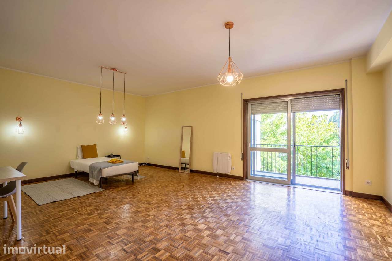 Bedroom in a 6-bedroom apartment in R. do Campo Alegre, Porto - Room 4 - Grande imagem: 2/20