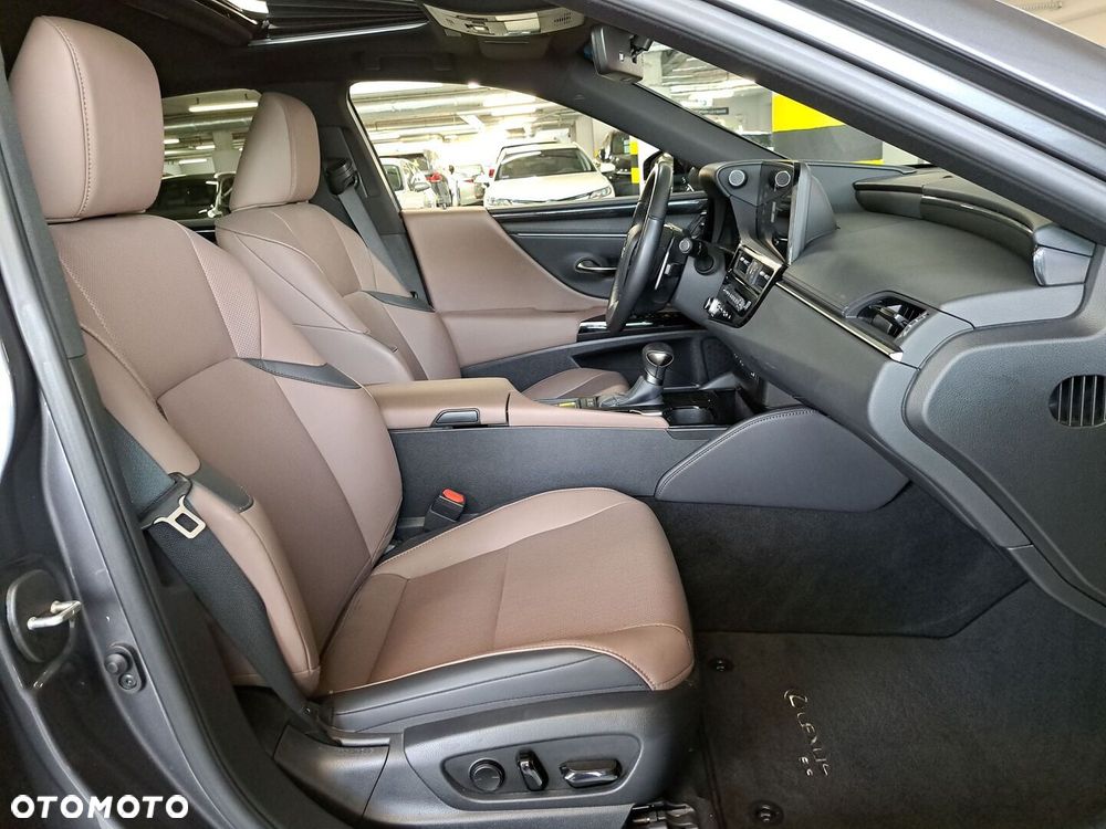 Lexus ES 300h Business Edition - 17