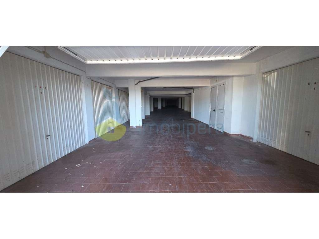 Garagem fechada em Sra da Rocha Lagoa - Grande imagem: 4/15