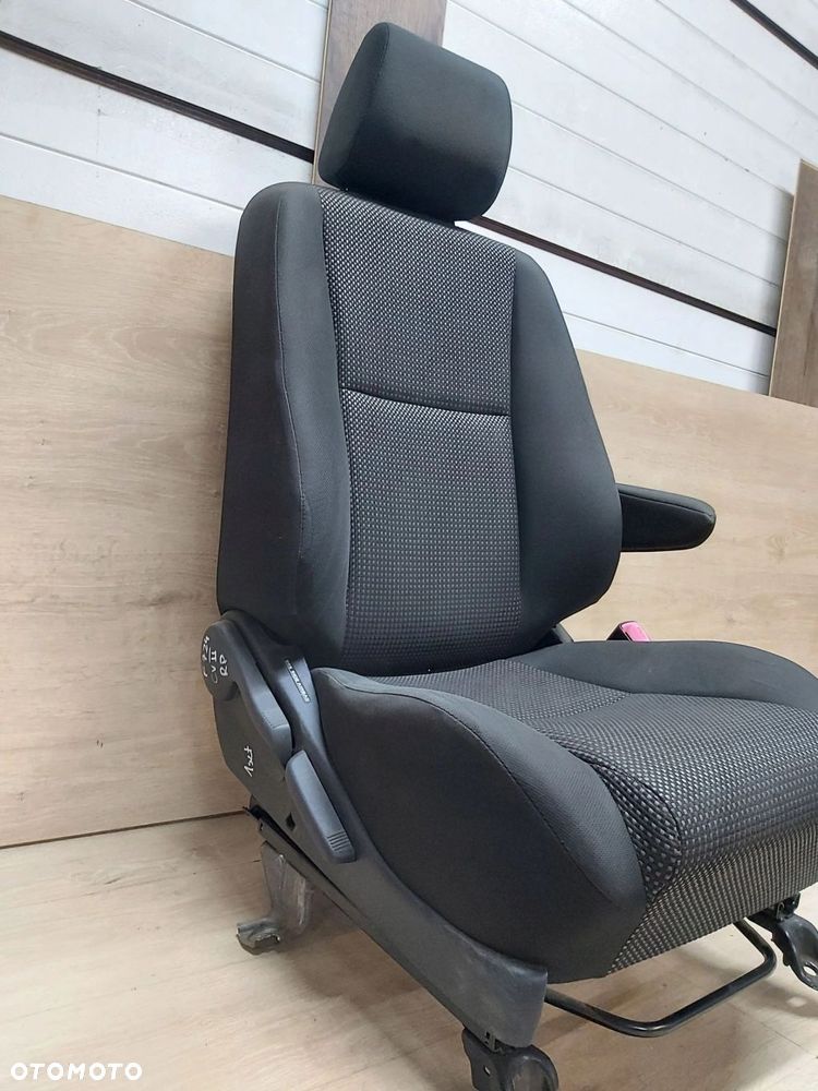 Toyota Corolla Verso II 04-08r fotel prawy przód air bag podłokietnik - 2