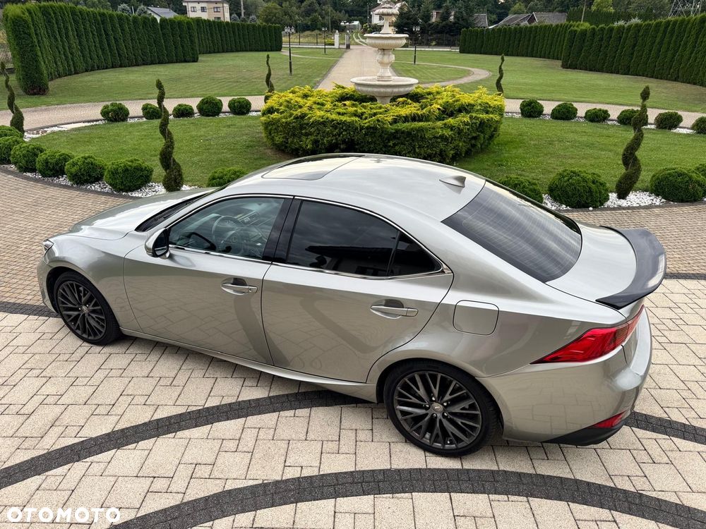 Lexus IS - 10