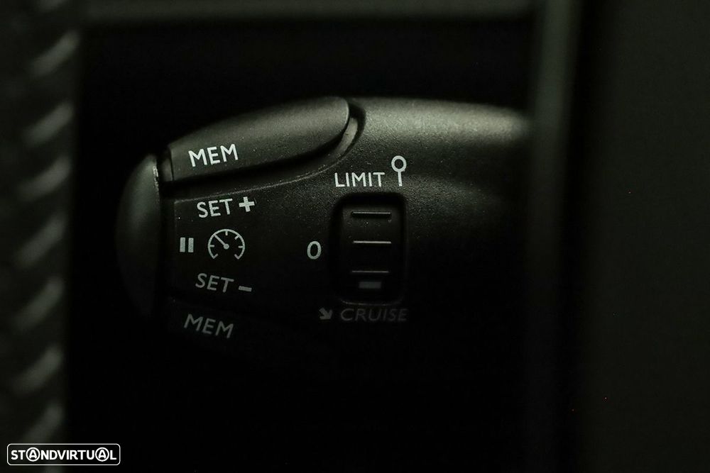 Peugeot 2008 1.2 PureTech Allure - 19