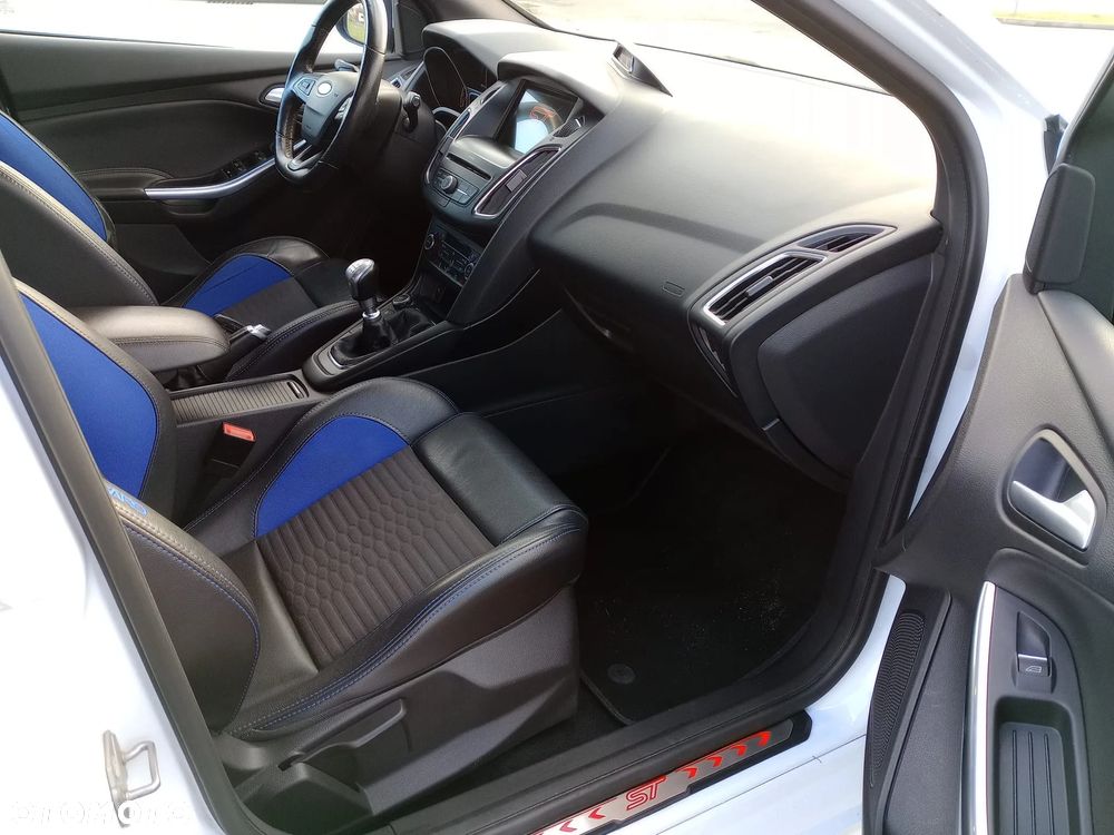 Ford Focus ST - 25