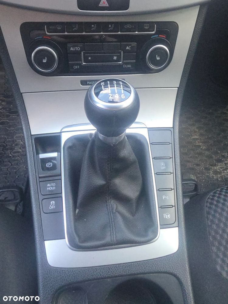 Volkswagen Passat 2.0 TDI DPF BlueMotion Technology Comfortline - 11