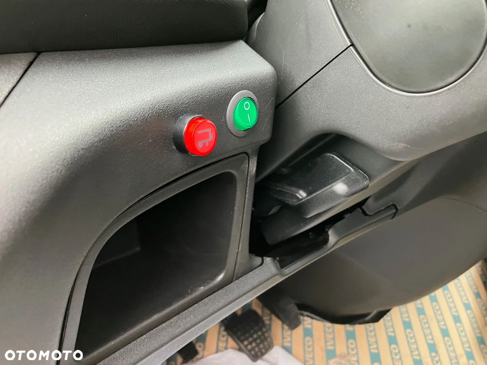 Iveco 3.0 Daily 35C18 kontener winda hak 25r Navi - 9