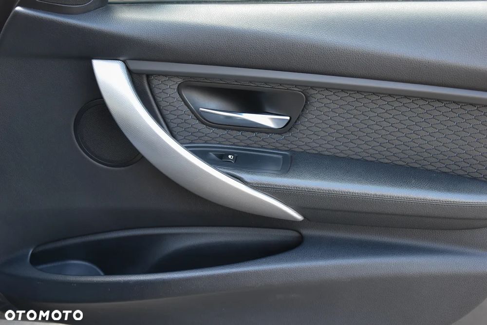 BMW Seria 3 320d DPF Edition Sport - 23