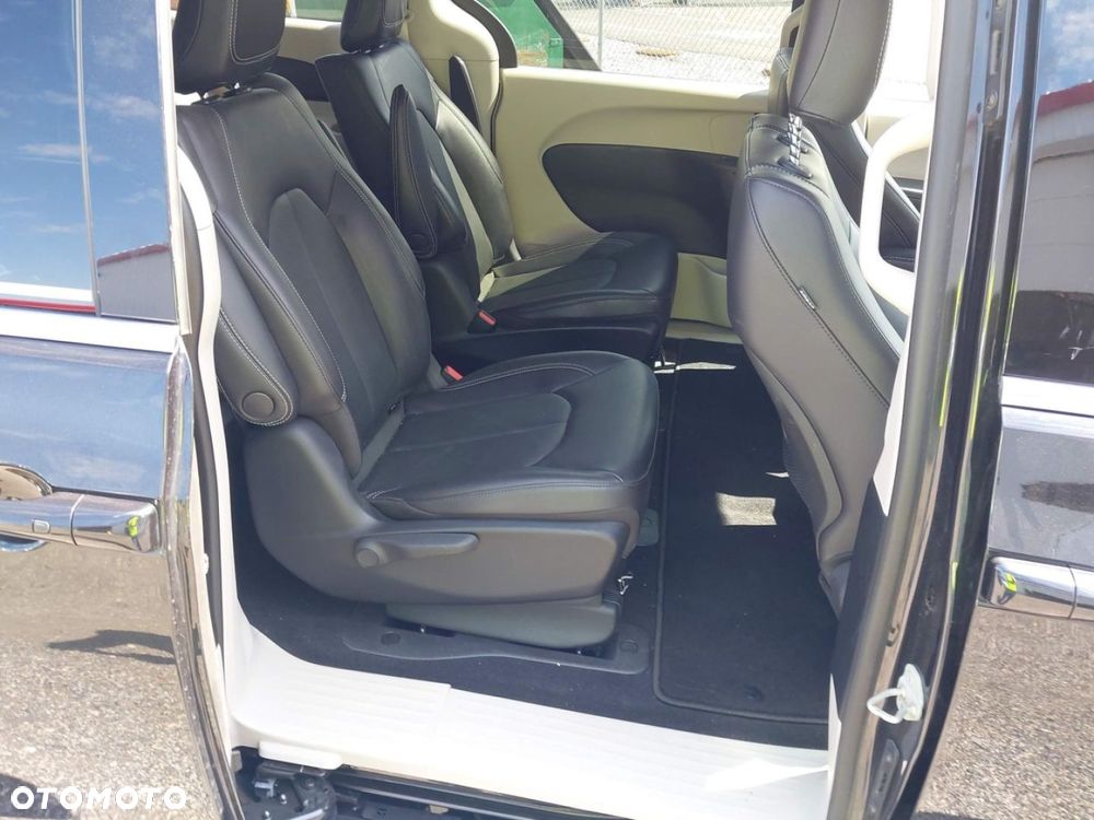 Chrysler Pacifica - 12