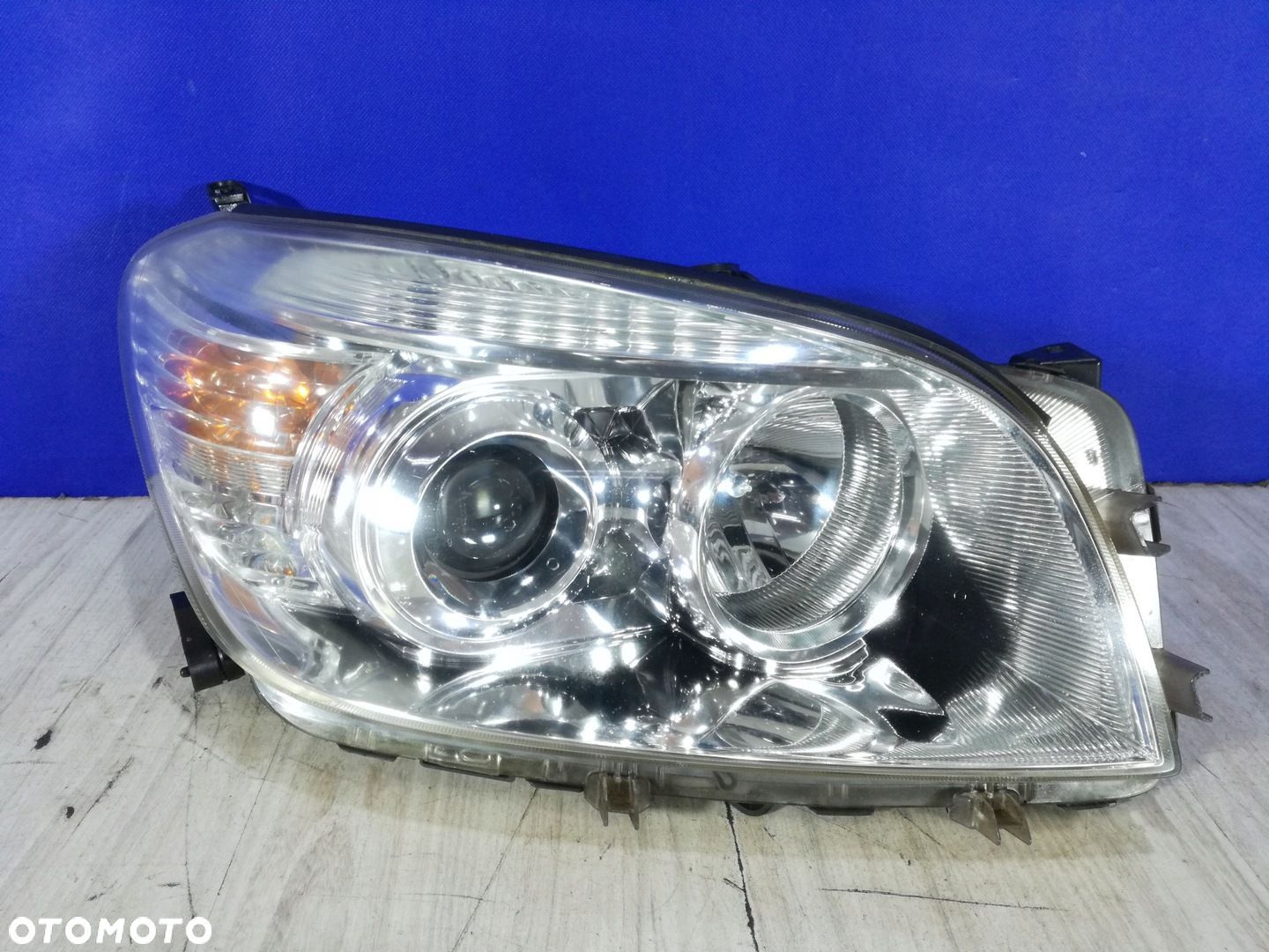 Toyota RAV4 III 2005/2008 lampa reflektor przód prawy Anglik - 1