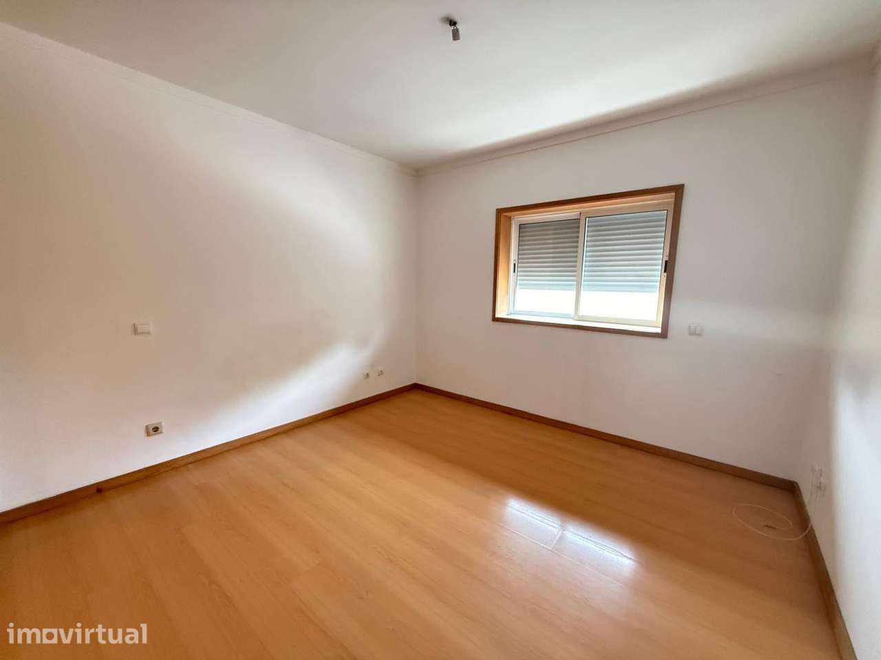 T2 c/ garagem , 2 frentes , em Ermesinde . Prox a estação de Comboio . - Grande imagem: 3/18