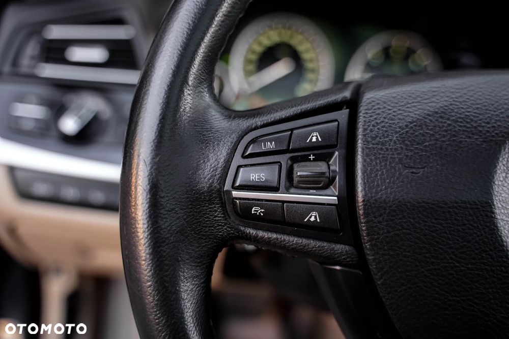 BMW Seria 5 525d xDrive Luxury Line - 23